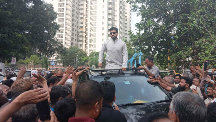 কর্মীদের সঙ্গে আন্দোলনে ইশরাক