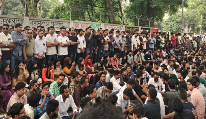 ছাত্রদলের বিক্ষোভ, ঢাবিতে ক্লাস-পরীক্ষা বন্ধ।