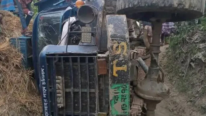 বান্দরবানে ধান বোঝাই ট্রাক উল্টে নিহত ১, আহত ১২