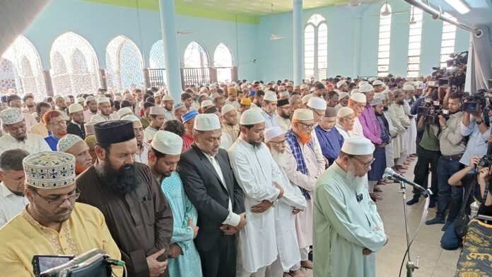 ব্যারিস্টার আব্দুর রাজ্জাকের তৃতীয় ও শেষ জানাজা রাজধানীর বায়তুল মোকাররম জাতীয় মসজিদে।