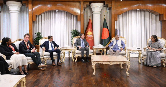 রাজনীতিতে তরুণদের উৎসাহিত করছি: প্রধান উপদেষ্টা।