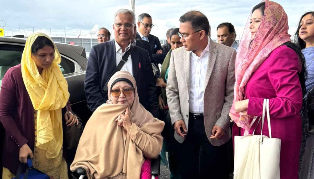 - খালেদা জিয়াকে তার জ্যেষ্ঠ সন্তান তারেক রহমান হিথ্রো বিমান বন্দরে বিদায় জানান।