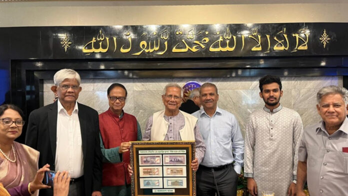 প্রধান উপদেষ্টার কাছে ৬টি নতুন নোটের ছবি হস্তান্তর