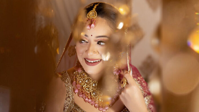 হঠাৎ কনে বেশে নজর কাড়লেন দীঘি