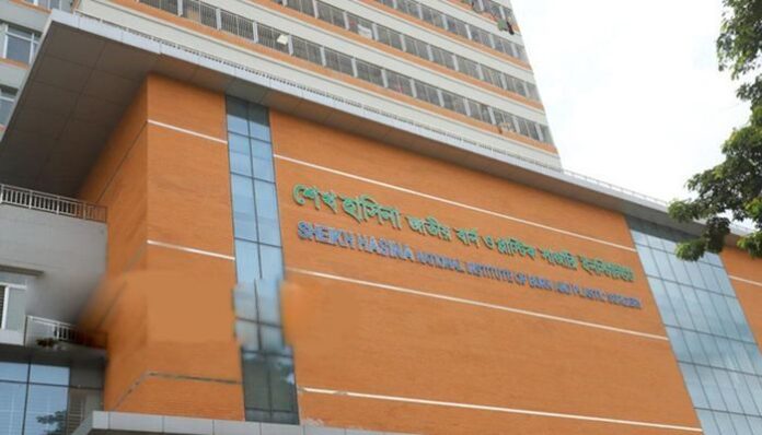 সূত্রাপুরে গ্যাস লিকেজ থেকে বিস্ফোরণ, স্বামী-স্ত্রী ও তিন সন্তান দগ্ধ