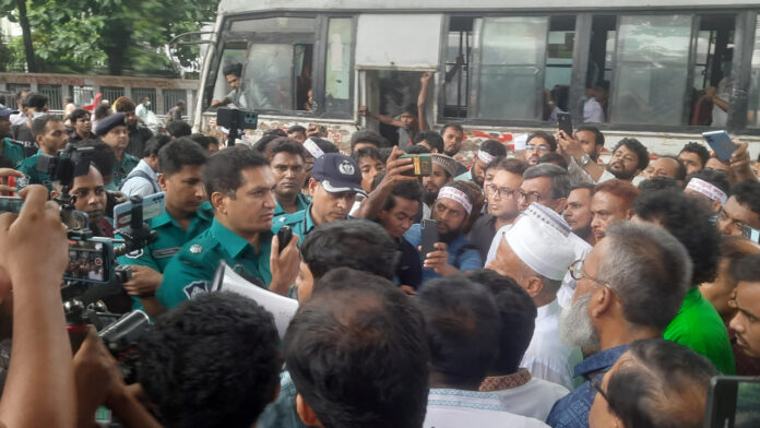 যমুনা যাত্রায় পুলিশি বাধার মুখে ডিপ্লোমা চিকিৎসকরা