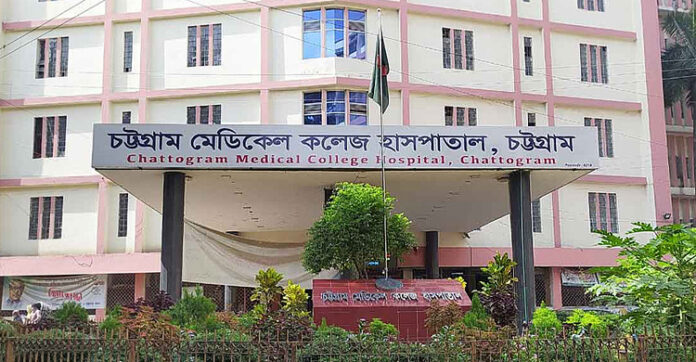 চট্টগ্রামে দাঁড়িয়ে থাকা পিকআপে কাভার্ড ভ্যানের ধাক্কা, নিহত ৪