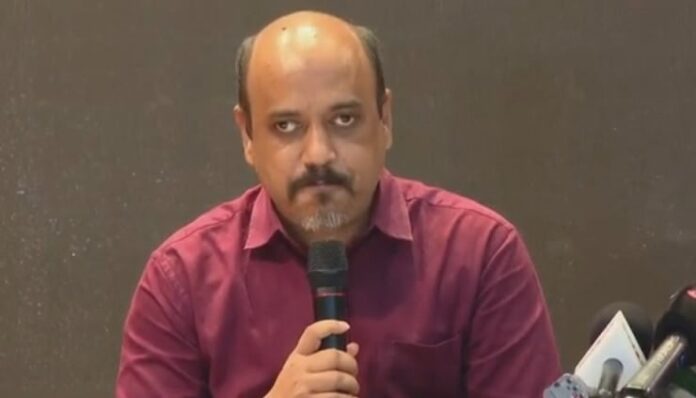 রাষ্ট্রপ্রধানের ছবি সরানোর কোনো লিখিত নির্দেশনা দেয়া হয়নি : আজাদ মজুমদার