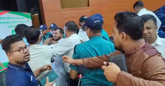 ইসিতে এনসিপি নেতাকর্মীদের সঙ্গে রুমিন ফারহানা গ্রুপের হাতাহাতি