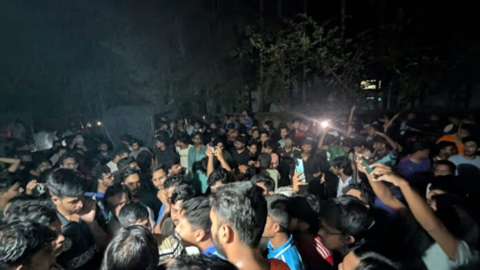 স্থানীয়দের সঙ্গে সংঘর্ষে আহত ৬০ চবি শিক্ষার্থী, আজকের পরীক্ষা স্থগিত