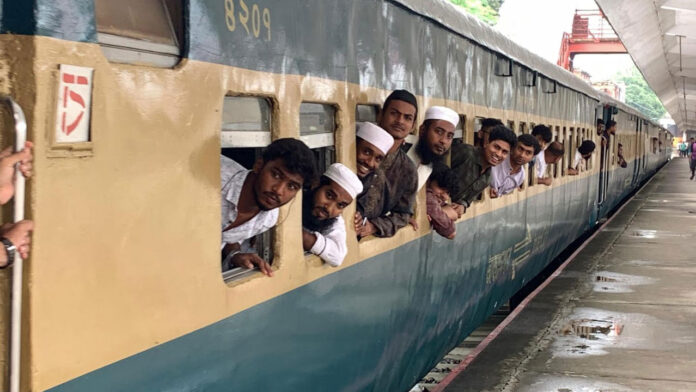 কোচ পছন্দ না হওয়ায় বিক্ষোভ, এক ঘণ্টা পর ছাড়ল জুলাই বিশেষ ট্রেন