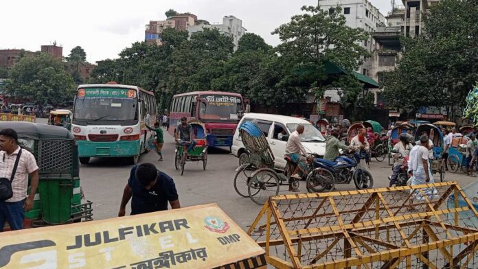 খামারবাড়ি ও আড়ং মোড়ে ডাইভারশন, মানিক মিয়া অ্যাভিনিউয়ে যান চলাচল বন্ধ