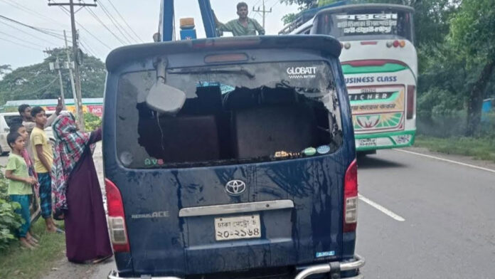 নোয়াখালীতে নিয়ন্ত্রণ হারিয়ে মাইক্রোবাস খালে, একই পরিবারের নিহত ৭