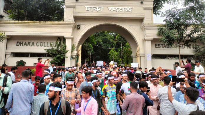 প্রস্তাবিত বিশ্ববিদ্যালয়ের অধ্যাদেশ দাবিতে ৭ কলেজ শিক্ষার্থীদের বিক্ষোভ