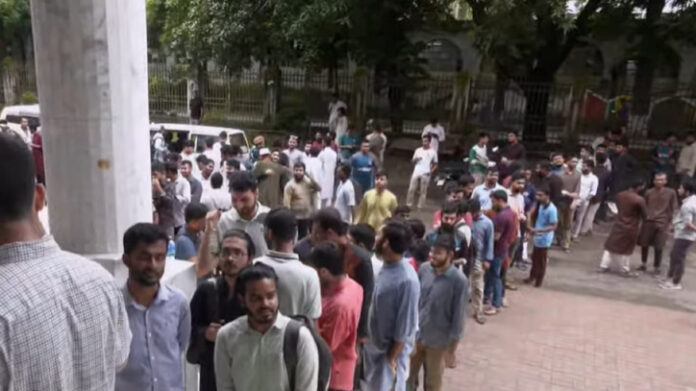 ডাকসু নির্বাচনের ভোটগ্রহণ চলছে, ভোটারদের লম্বা লাইন
